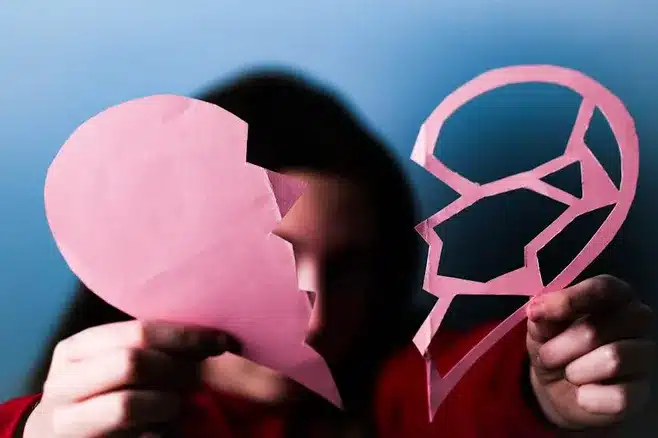 1. ¿Es normal sentir tristeza y decepción en el amor?