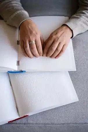 2. ¿Por qué es importante el contacto visual durante una caricia?