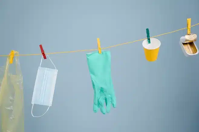 3. Deposita la bolsa en una papelera