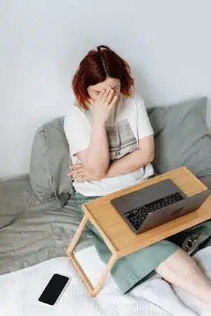 4. ¿Cómo puedo evitar el sedentarismo mientras trabajo con tecnología?