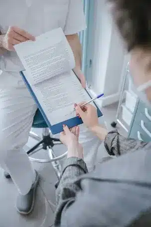 5. ¿Cómo se protege al paciente durante el proceso de consentimiento informado?
