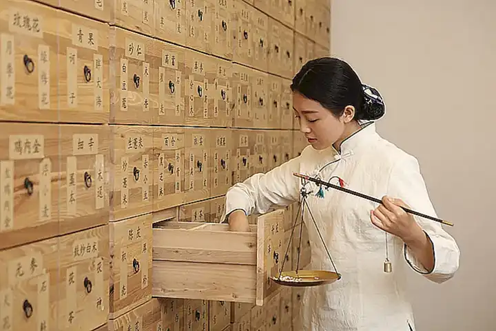 A. Historia y evolución de la medicina tradicional china