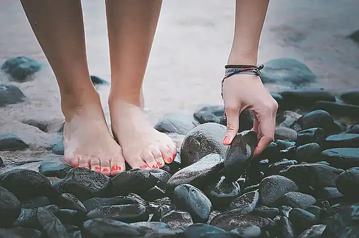 A. Zonas reflejas en los pies y las manos relacionadas con el estrés