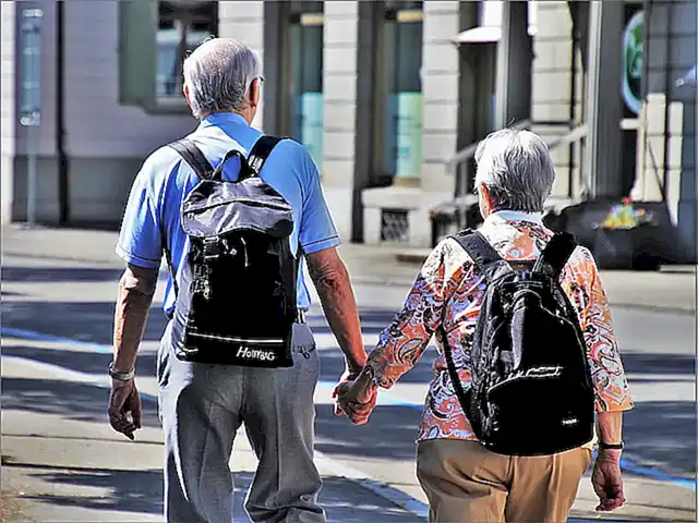 B. Niños y personas de edad avanzada