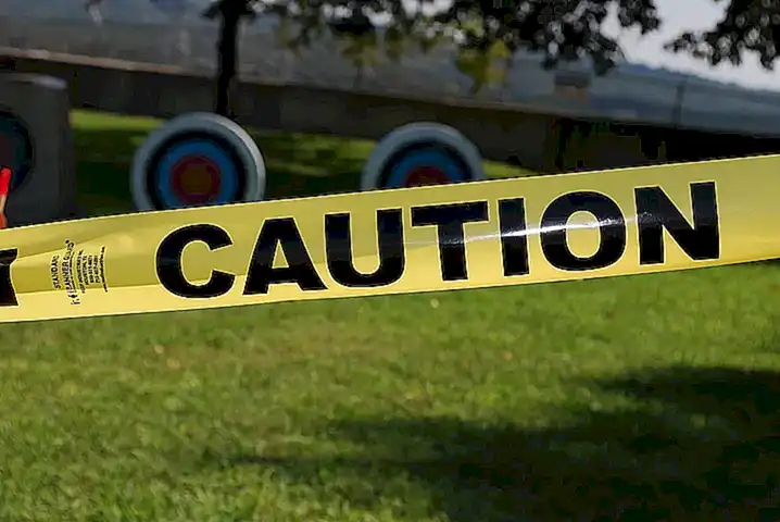 B. Precauciones y advertencias