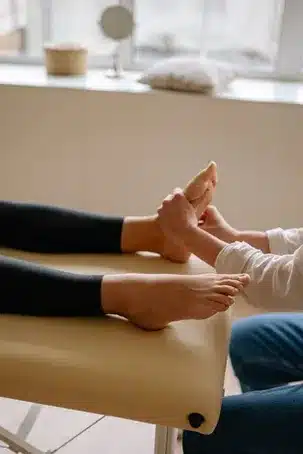 B. Técnicas comunes de reflexología en los pies
