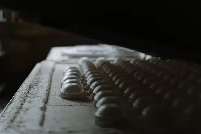 C. El proceso de fabricación de los cuencos tibetanos