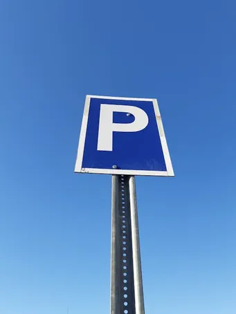C. Falta de regulación y estándares profesionales