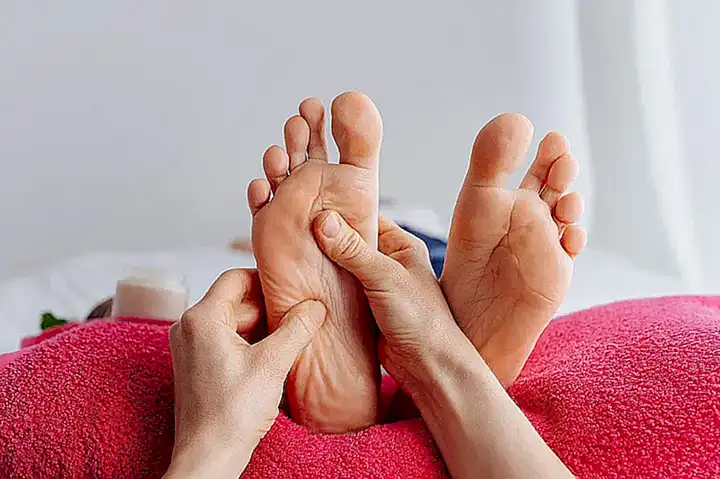 C. Reflexología y masaje