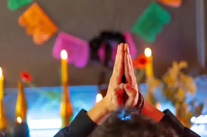 ¿Cómo puedo involucrar a mi familia en la creación de un altar conmemorativo?