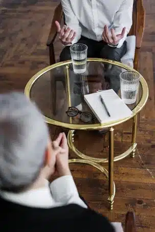 ¿Cómo reparar una puerta de madera que no cierra bien?