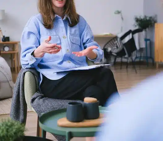 Consultar con expertos en cristaloterapia