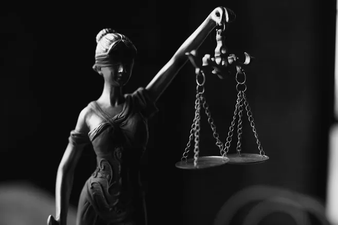 ¿Cuál es la diferencia entre juicio moral y ético?