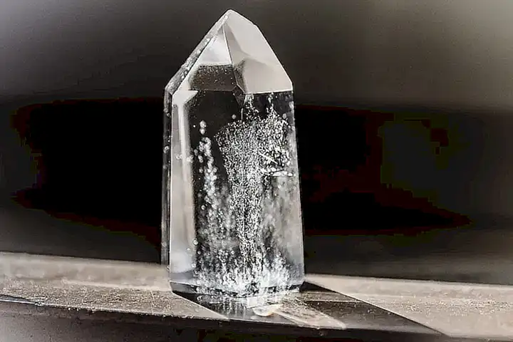 D. Cristales y cuencos de cristal