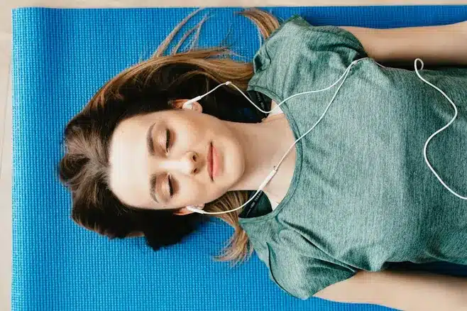 Escucha música relajante o meditativa