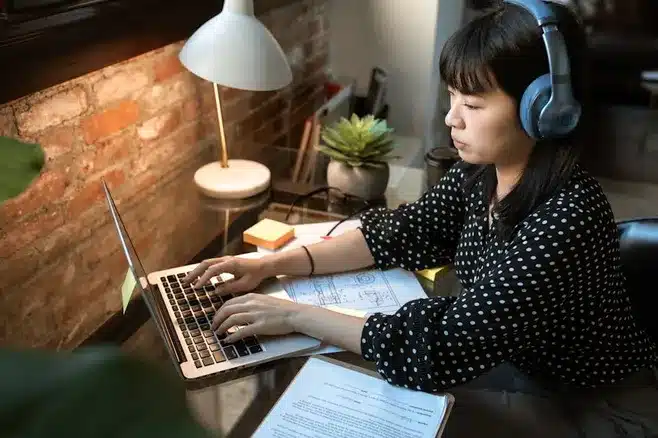 Existen becas o ayudas económicas para estudiar arteterapia en Chile