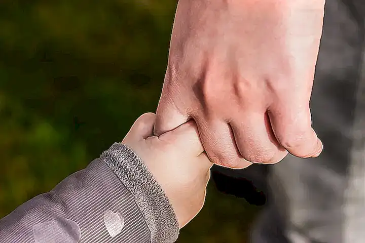 ¿Los padres pueden estar presentes durante la terapia juvenil?