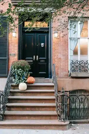¿Puedo agregar una barandilla a mi escalera exterior?