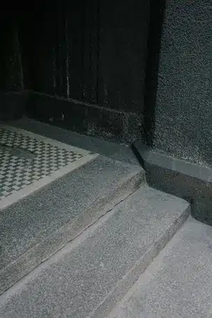 ¿Qué material es el mejor para construir una escalera exterior?