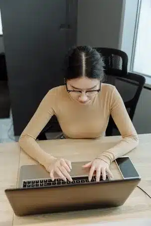¿Qué tipo de profesional debo buscar para tratar la adicción a la tecnología?