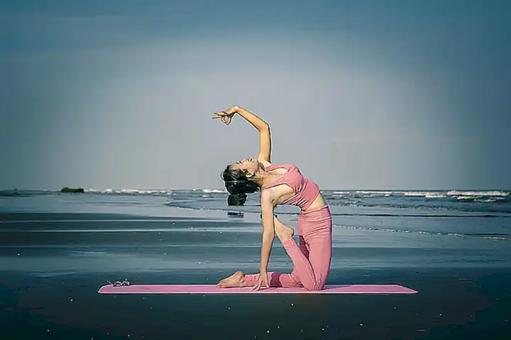 Realiza ejercicios de yoga