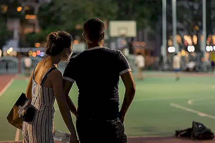 Salir con un hombre 10 años más joven sin prejuicios ni tabúes