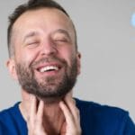 Significado de un hombre tocando tu cuello: señales y consejos